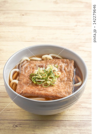 大きなお揚げのきつねうどん 大きなお揚げのきつねうどん 142279646