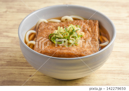大きなお揚げのきつねうどん 大きなお揚げのきつねうどん 142279650