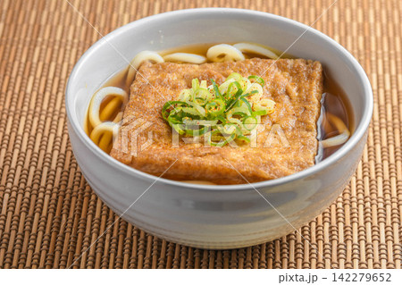 大きなお揚げのきつねうどん 142279652