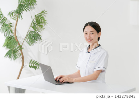 エステの受付の女性 エステの受付の女性 142279845
