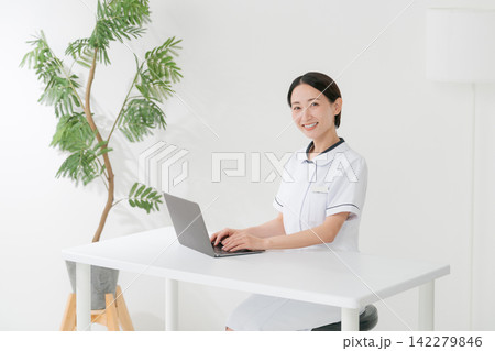 エステの受付の女性 エステの受付の女性 142279846