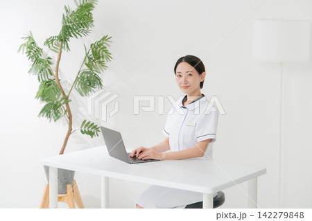 エステの受付の女性 エステの受付の女性 142279848