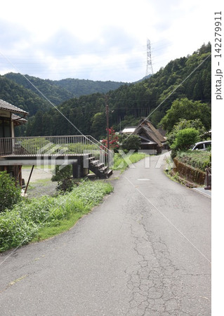 京都府美山のかやぶきの里の新緑風景 京都府美山のかやぶきの里の新緑風景 142279911