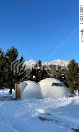 Snowy Dome Cabins and Mountain Landscape in Kamiminochi, Nagano, Japan 142280004