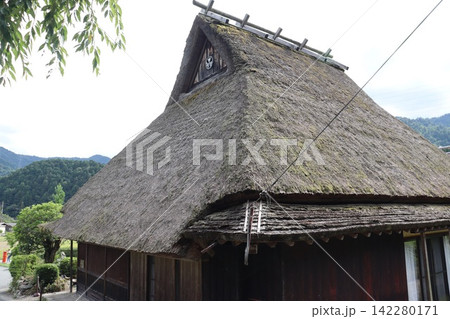 京都府美山のかやぶきの里の新緑風景 142280171