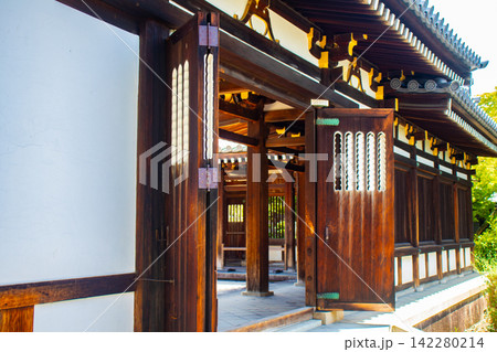 日野誕生院 親鸞聖人生誕の地に建つ雅な平安様式の寺院 日野誕生院 親鸞聖人生誕の地に建つ雅な平安様式の寺院 142280214