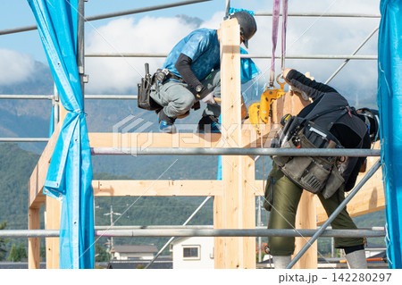 マイホーム建築の建前,棟上げ作業を行う大工職人 マイホーム建築の建前,棟上げ作業を行う大工職人 142280297