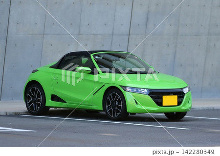 緑の軽スポーツカー 緑の軽スポーツカー 142280349