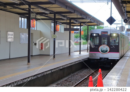 福島交通 飯坂温泉駅構内と列車(福島県福島市) 福島交通 飯坂温泉駅構内と列車(福島県福島市) 142280422