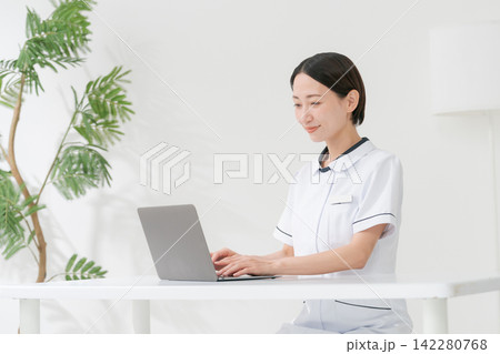 エステの受付の女性 エステの受付の女性 142280768