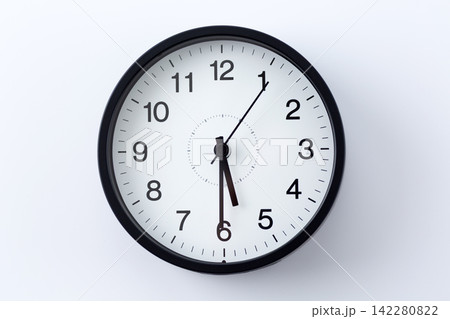 5時半を示す時計 5時半を示す時計 142280822