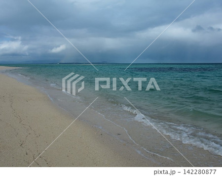 沖縄の誰もいない美しい砂浜と海 142280877