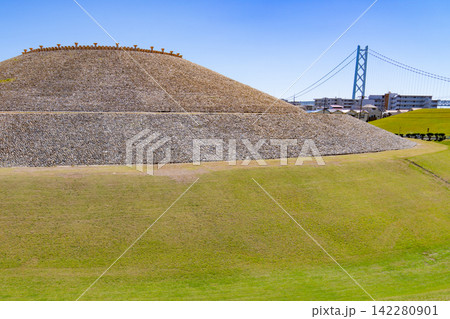五色塚古墳と背景にそびえる明石海峡大橋 五色塚古墳と背景にそびえる明石海峡大橋 142280901