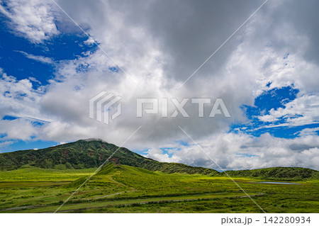 阿蘇・草千里ヶ浜の雄大な緑の風景と夏雲 阿蘇・草千里ヶ浜の雄大な緑の風景と夏雲 142280934