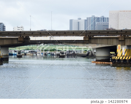 東京・品川の京浜運河に架かる橋と都市風景 東京・品川の京浜運河に架かる橋と都市風景 142280974