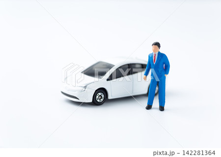 ビジネスマンと白い自動車 142281364