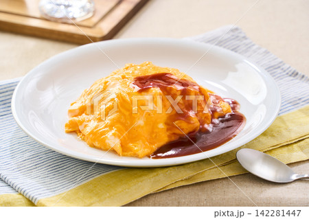 ふわとろオムライス デミグラスソースをかけた洋食 142281447