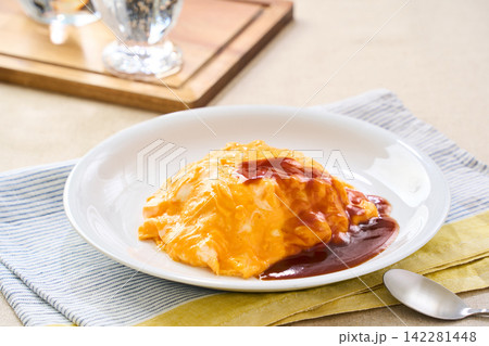 ふわとろオムライス デミグラスソースをかけた洋食 142281448