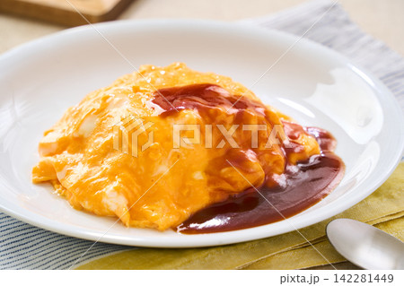 ふわとろオムライス デミグラスソースをかけた洋食 ふわとろオムライス デミグラスソースをかけた洋食 142281449