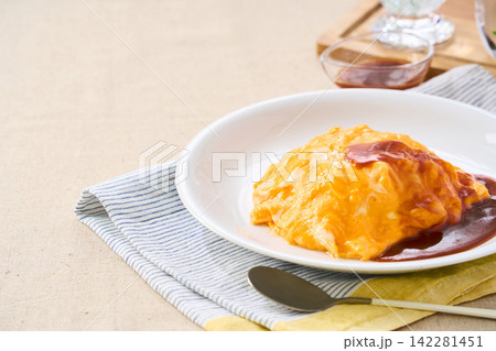 ふわとろオムライス デミグラスソースをかけた洋食 ふわとろオムライス デミグラスソースをかけた洋食 142281451