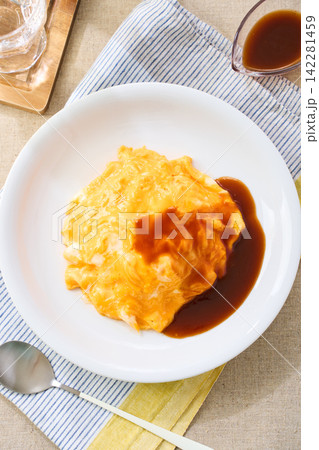 ふわとろオムライス デミグラスソースをかけた洋食 ふわとろオムライス デミグラスソースをかけた洋食 142281459