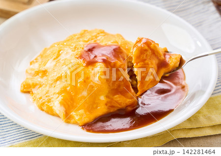 ふわとろオムライス デミグラスソースをかけた洋食 ふわとろオムライス デミグラスソースをかけた洋食 142281464