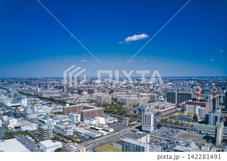 現代都市のドローン空撮。社会、建設、俯瞰、ビジネス、交通、産業、青空、道路、鉄道、展望、地平線、日本 142281491