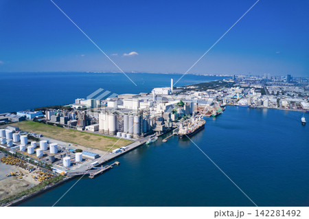 工業地帯のドローン空撮。産業、製造業、工場、港湾、船舶、エネルギー、石油、原油、LNG、電力、海運 工業地帯のドローン空撮。産業、製造業、工場、港湾、船舶、エネルギー、石油、原油、LNG、電力、海運 142281492