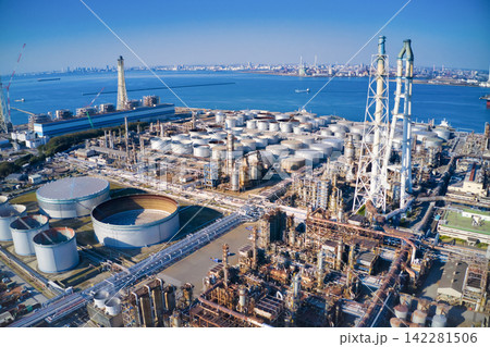 工業地帯のドローン空撮。工場、産業、エネルギー、石油化学、製油所、資源、原油、石油、環境、技術、日本 142281506