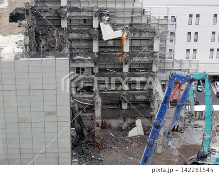 ビルの解体工事で火花を散らして鉄筋を切断する作業員 142281545