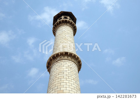 Minaret of the Taj Mahal (Crown of Palaces), an ivory-white marble mausoleum in Agra, Uttar Pradesh, India Minaret of the Taj Mahal (Crown of Palaces), an ivory-white marble mausoleum in Agra, Uttar Pradesh, India 142281673