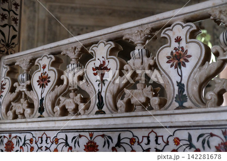Mughal stone art on the facade of the Taj Mahal (Crown of Palaces), an ivory-white marble mausoleum in Agra, Uttar Pradesh, India Mughal stone art on the facade of the Taj Mahal (Crown of Palaces), an ivory-white marble mausoleum in Agra, Uttar Pradesh, India 142281678