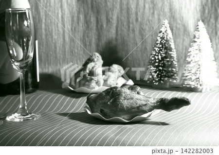 クリスマス飾るチキンとシャンパンとクリスマスツリー 142282003