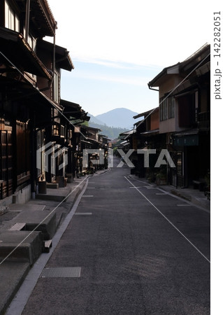 長野　塩尻　奈良井宿　重伝建地区の古い街並み 142282051