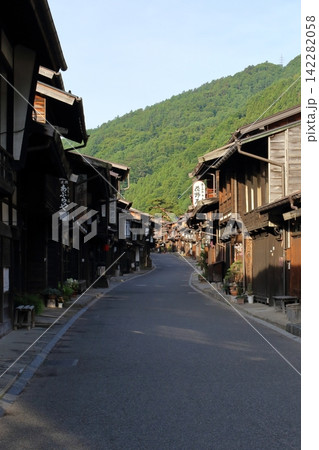 長野 塩尻 奈良井宿 重伝建地区の古い街並み 長野 塩尻 奈良井宿 重伝建地区の古い街並み 142282058