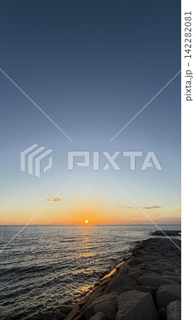 淡路島西海岸2026年8月19日の夕空と海 淡路島西海岸2026年8月19日の夕空と海 142282081