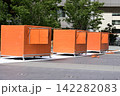 設置中の移動式木製ブース 142282083