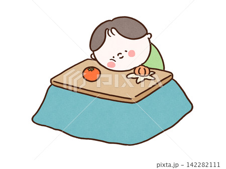 こたつでみかんを食べながらうたた寝をする男性（寝正月） 142282111
