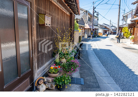 奈良県宇陀市 宇陀松山の町並みと散策する観光客 奈良県宇陀市 宇陀松山の町並みと散策する観光客 142282121