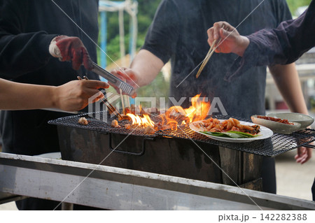 Friends Enjoying Barbecue Party Together 142282388