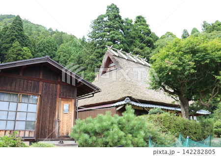 京都府美山のかやぶきの里の新緑風景 京都府美山のかやぶきの里の新緑風景 142282805