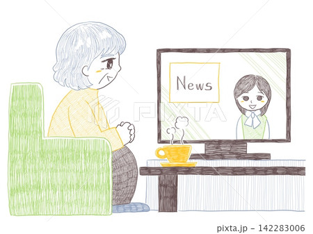 ソファに座ってコーヒーを飲みながら、くつろいでテレビニュースを見るシニアの女性 142283006