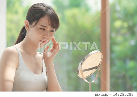 お肌で悩む女性　美容イメージ 142283289