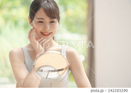 美容イメージ スキンケア お肌をチェックする日本人女性 美容イメージ スキンケア お肌をチェックする日本人女性 142283290