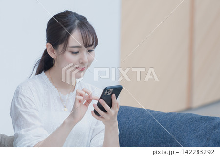 スマホを使う女性 スマホを使う女性 142283292