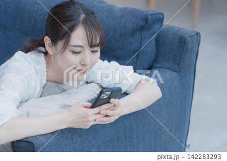 スマホを使う女性 142283293