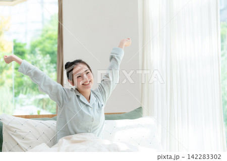 爽やかな朝　快眠した女性 142283302