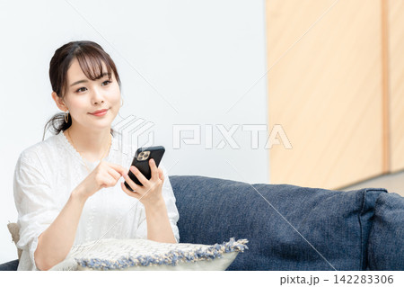 スマホを使う女性 スマホを使う女性 142283306