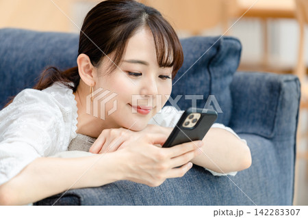 スマホを使う女性 142283307