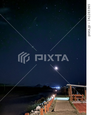 モンゴルの夜空の月と星 モンゴルの夜空の月と星 142283365